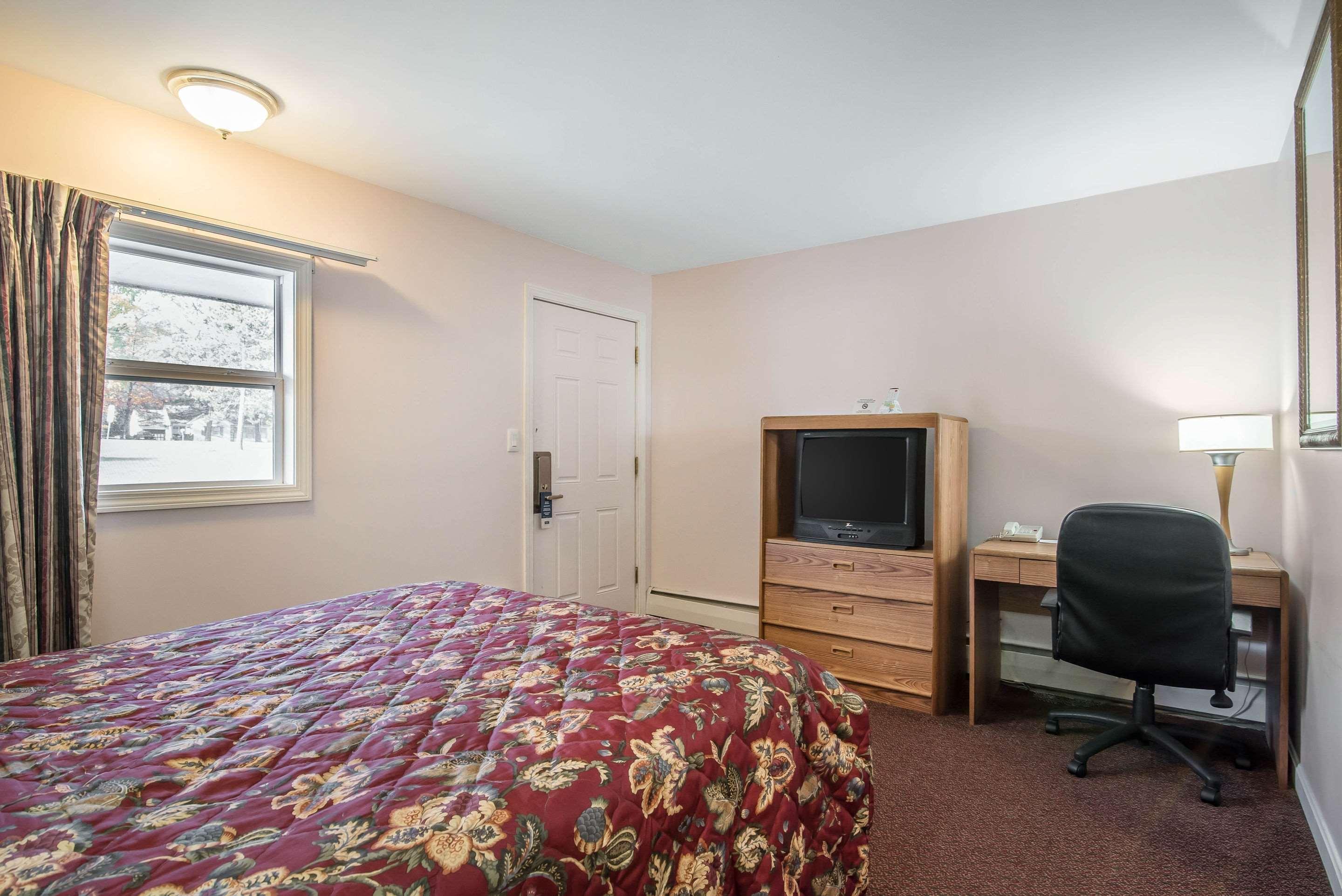 Rodeway Inn Bellows Falls Exterior photo