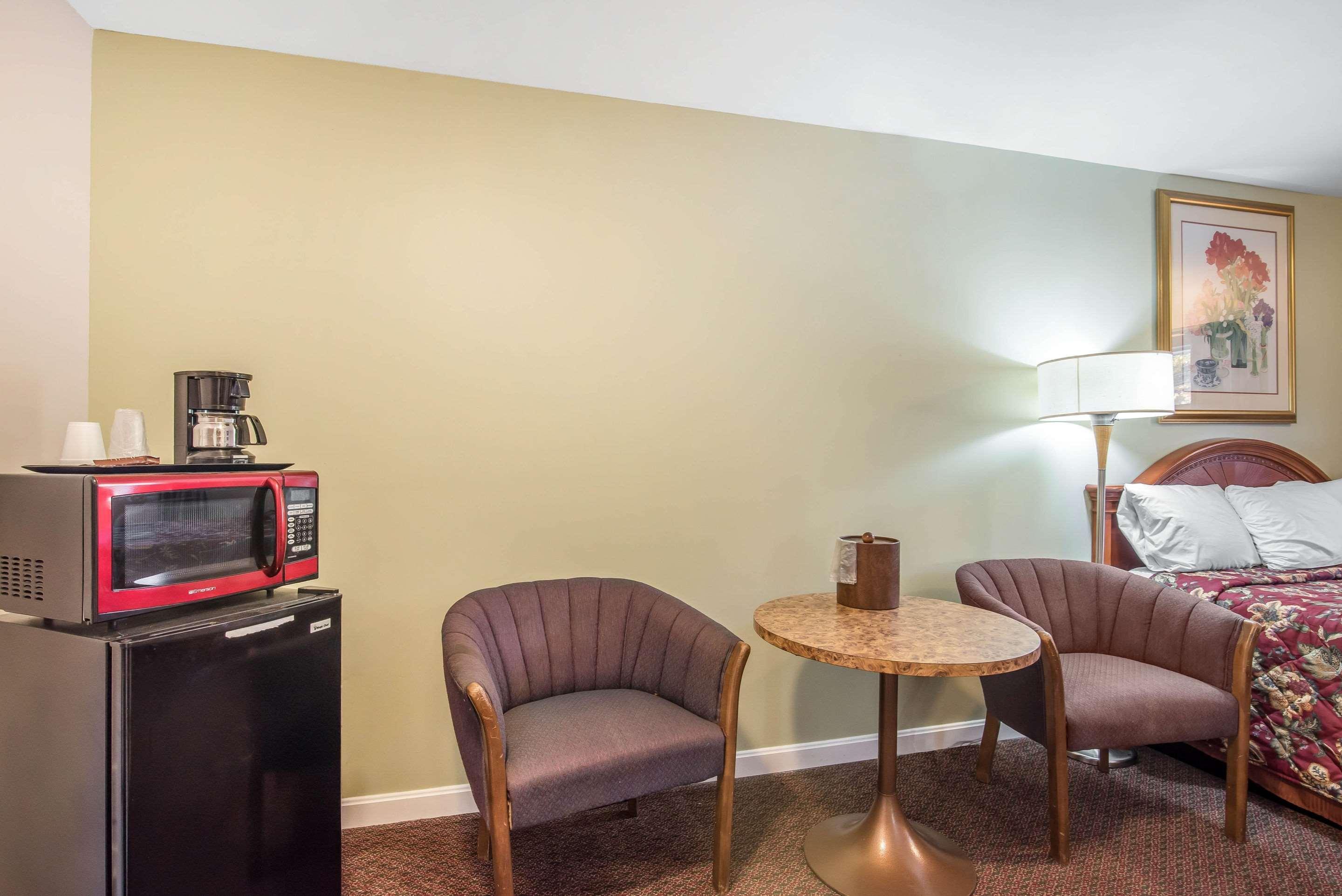 Rodeway Inn Bellows Falls Exterior photo