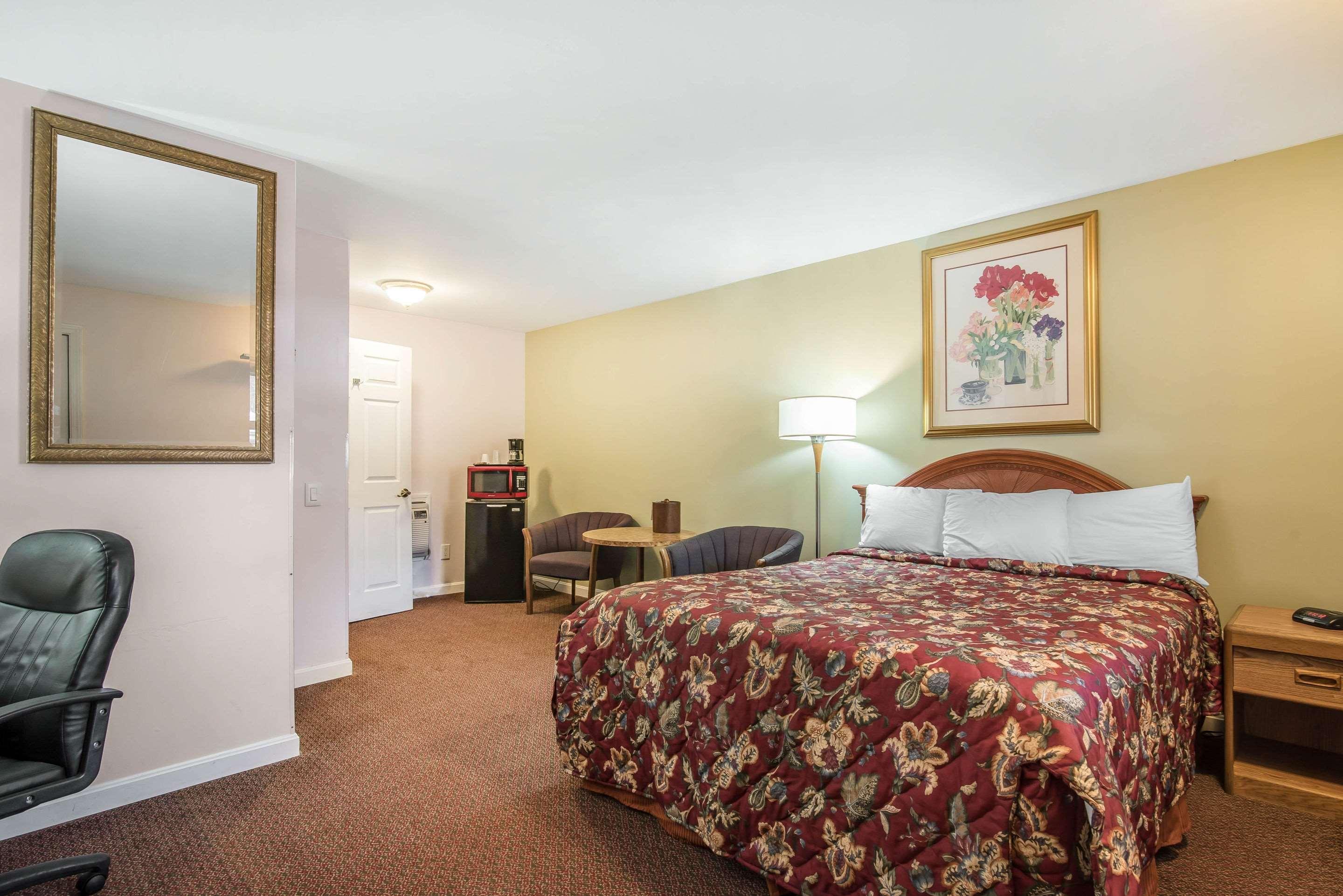 Rodeway Inn Bellows Falls Exterior photo