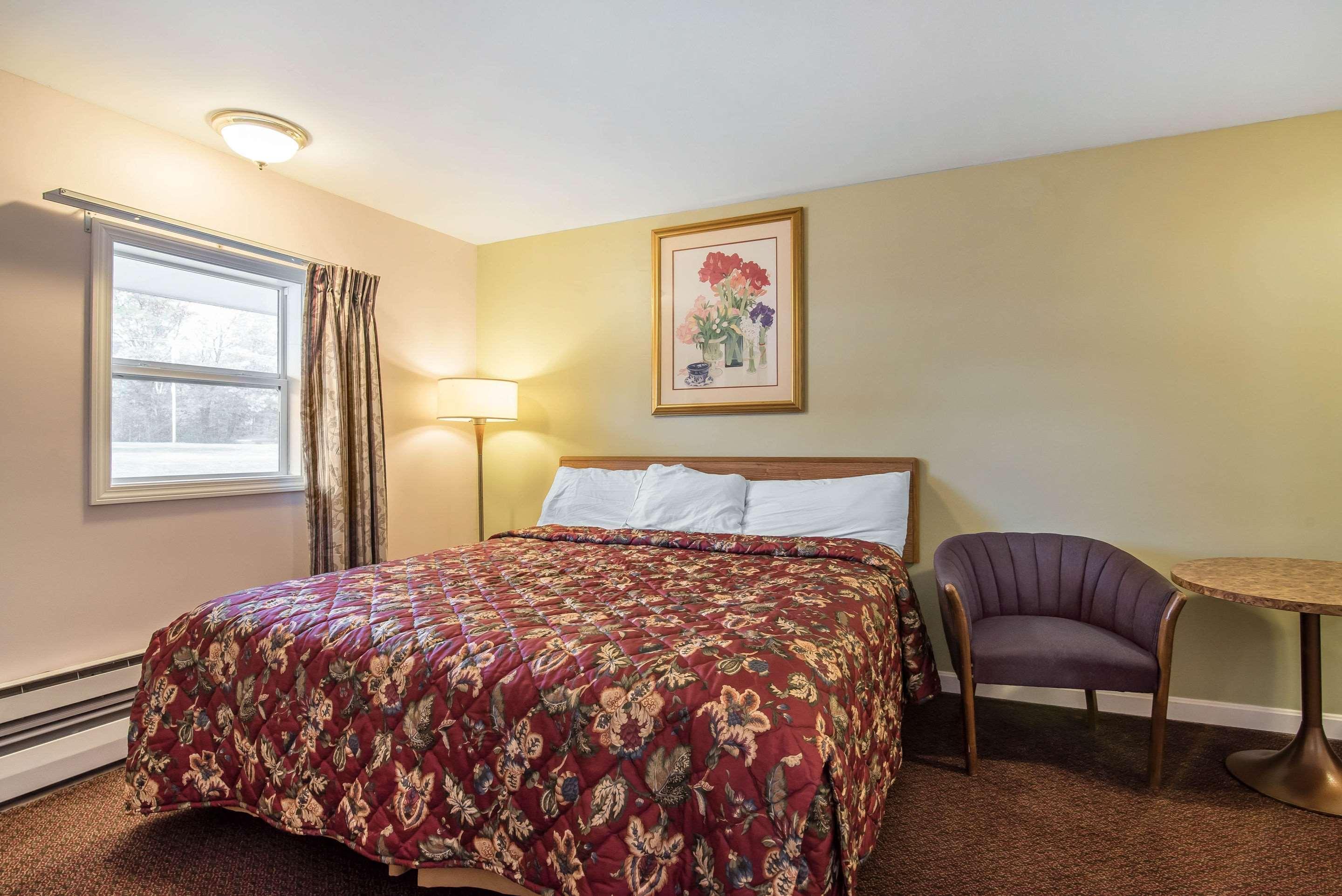 Rodeway Inn Bellows Falls Exterior photo