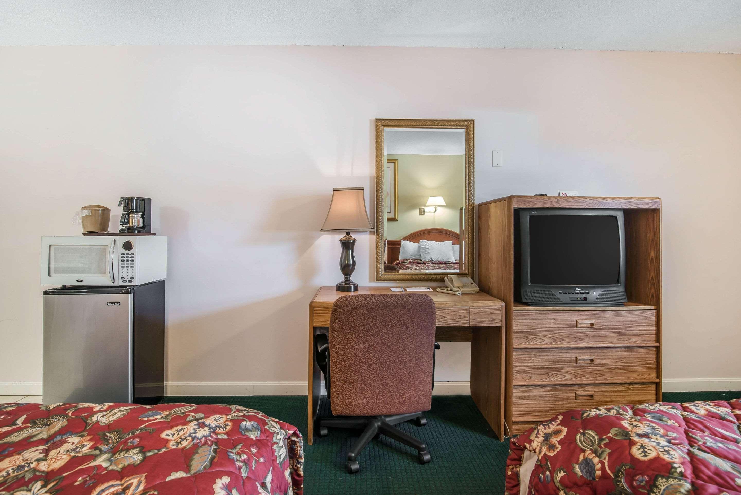 Rodeway Inn Bellows Falls Exterior photo