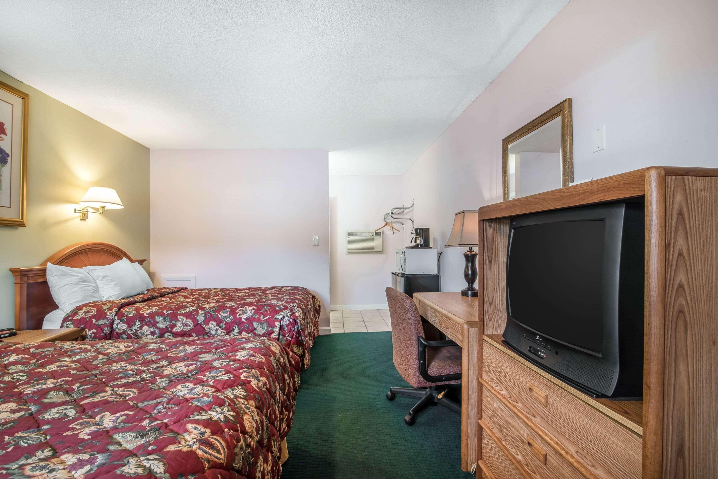 Rodeway Inn Bellows Falls Exterior photo