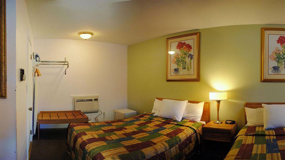 Rodeway Inn Bellows Falls Exterior photo